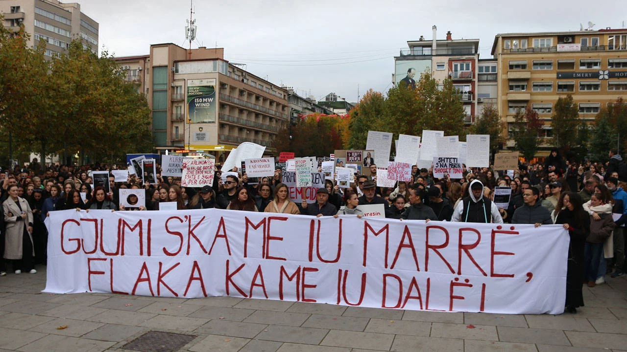 Kosova'da yüzlerce kişi kadın cinayetlerine karşı yürüdü
