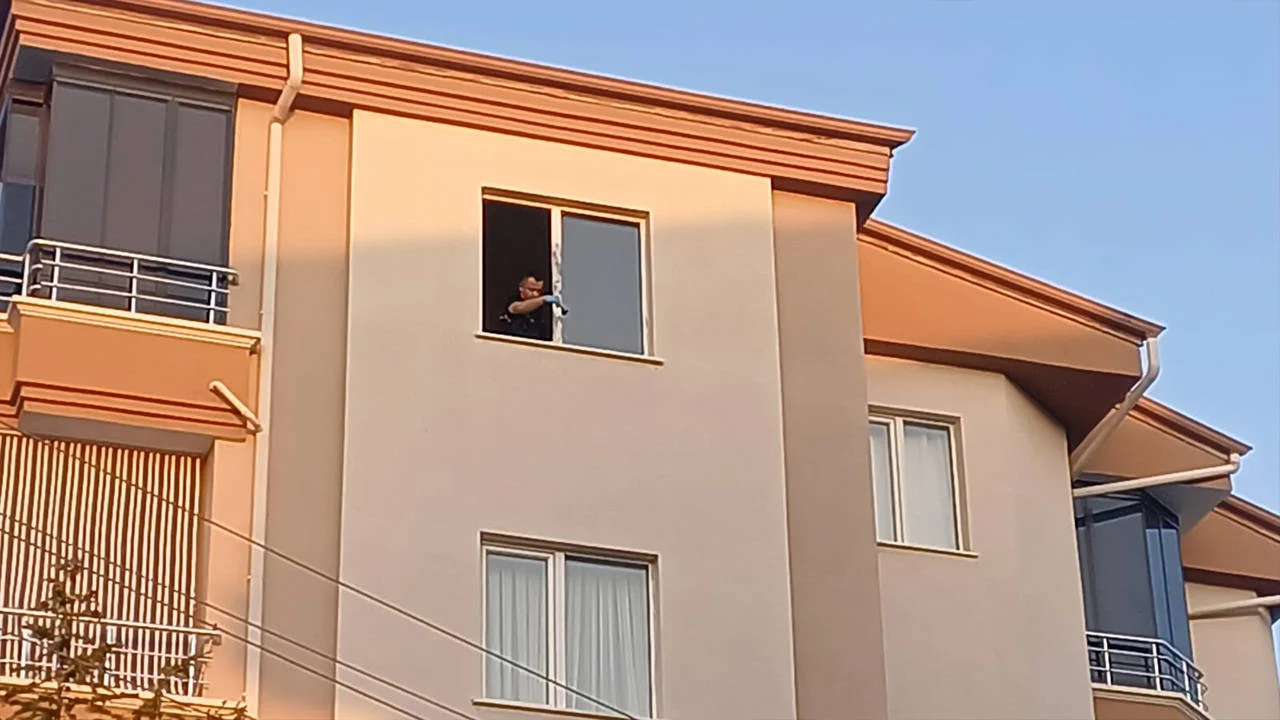 5'inci kattan düştüğü iddia edilen 18 yaşındaki Zeynep yaşamını yitirdi
