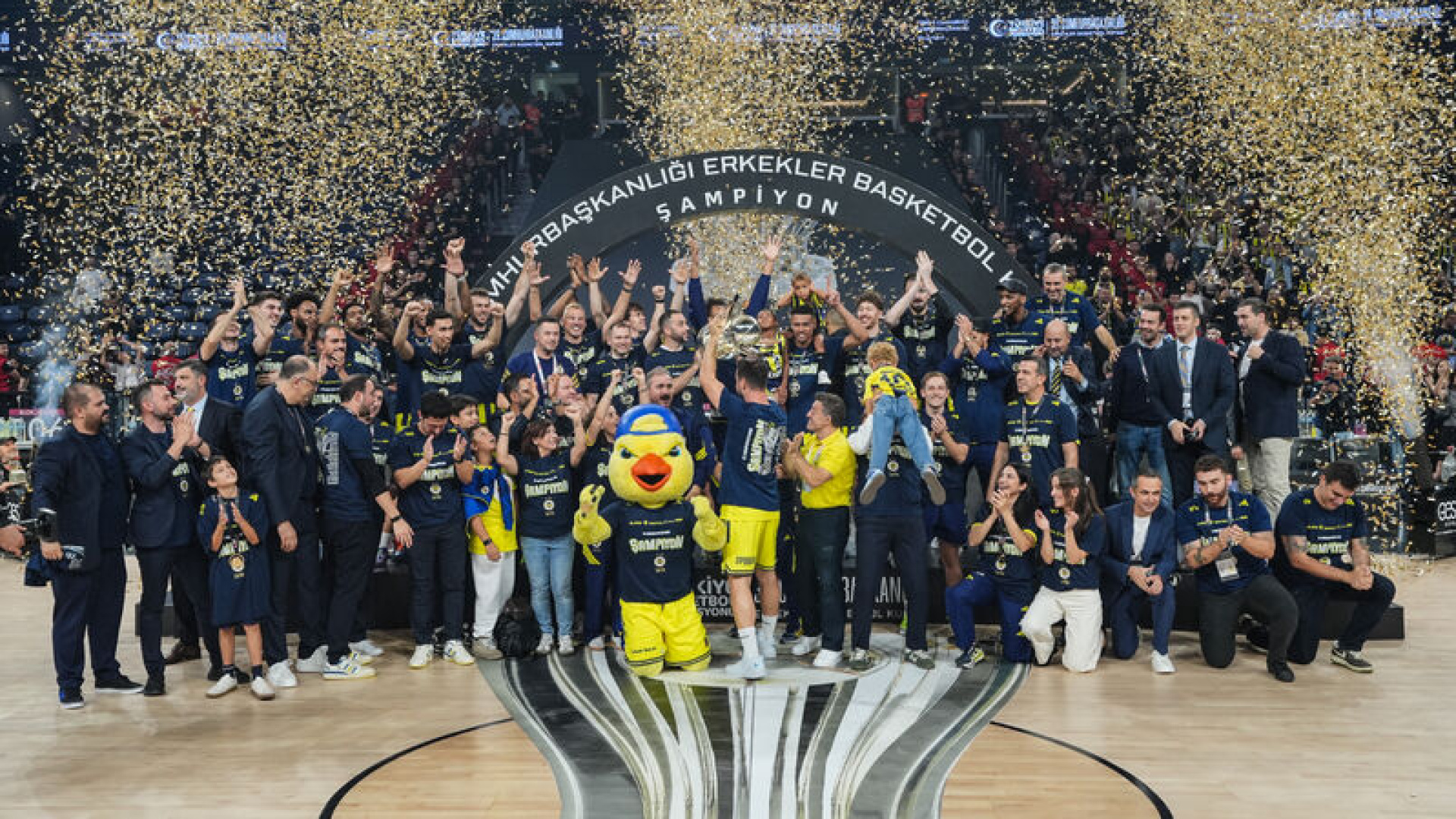Fenerbahçe Tarfin, şampiyonluk kupasını aldı!