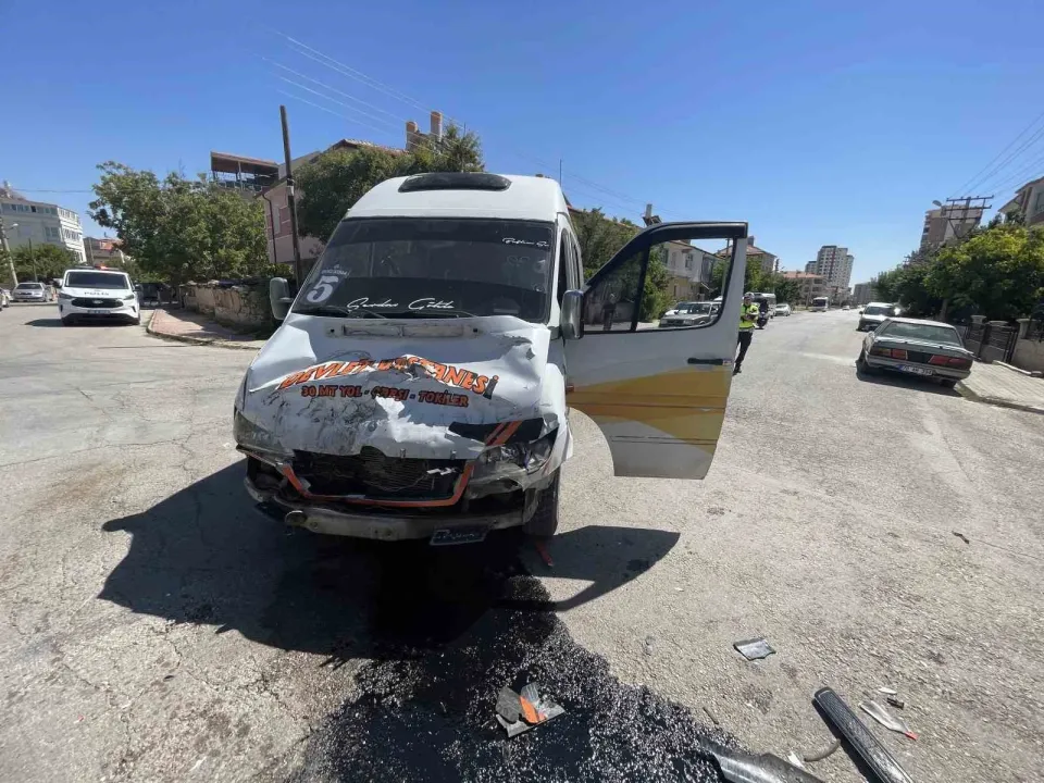 Karaman’da minibüs ile kamyon çarpıştı: 2 yaralı