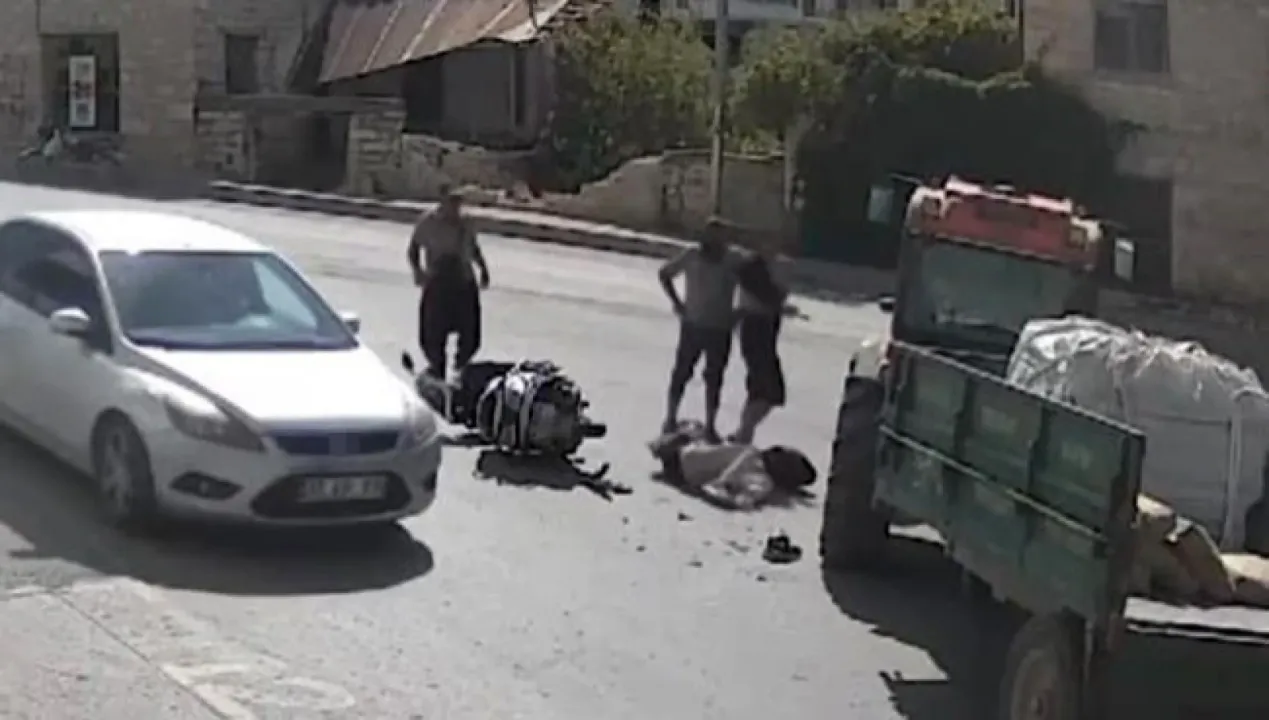 Mut'ta motosiklet traktörle çarpıştı: 1 yaralı