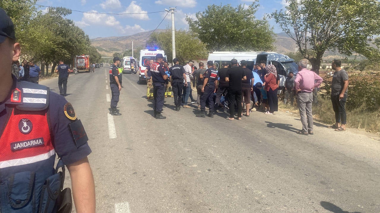 Manisa'da işçi servisi kaza yaptı: 14 yaralı