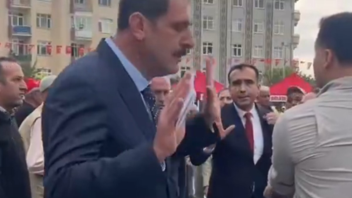 30 Ağustos töreninde ön koltuk krizi! Belediye başkanı ile protokol müdürü birbirine girdi