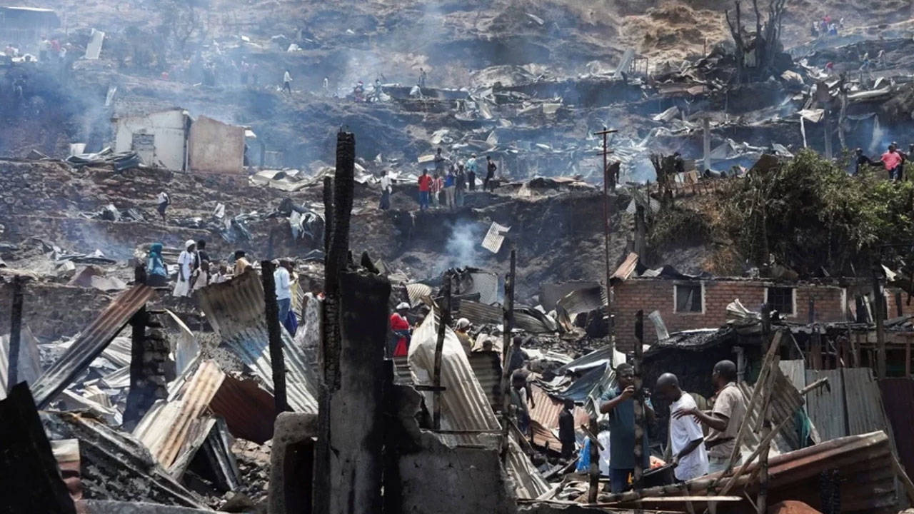 Kongo'da ev yangını bitişiğindeki 2 okula sıçradı: Can kaybı 29'a yükseldi