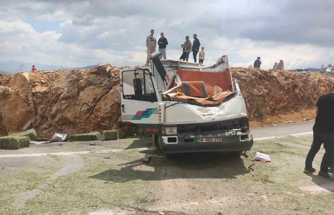 Karaman’da yonca balyası yüklü kamyonet devrildi: 1 ölü, 1 yaralı