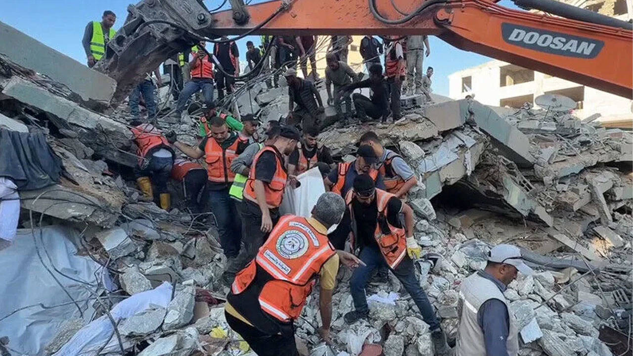 Gazze'de İsrail saldırısında hasar gören bina çöktü: 5'i çocuk 11 kişi hayatını kaybetti