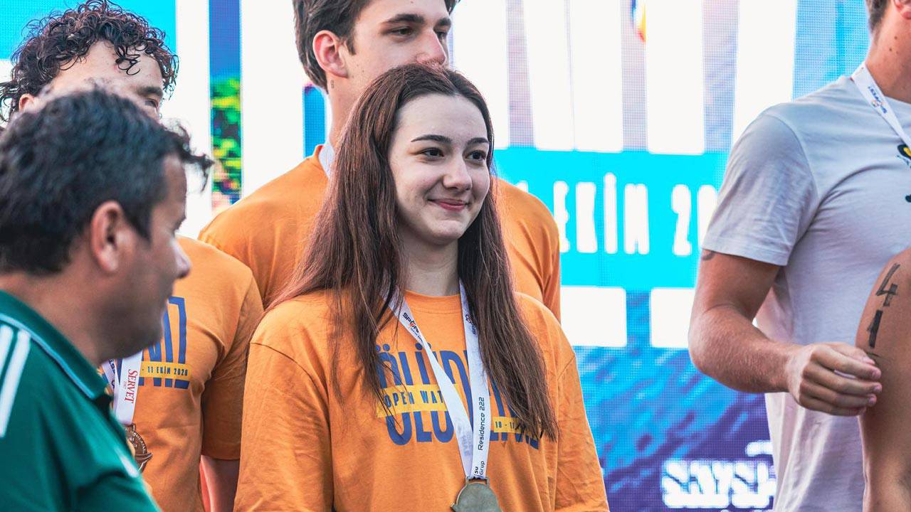 Afra Uz, Ölüdeniz’de yaş kategorisinin birincisi oldu