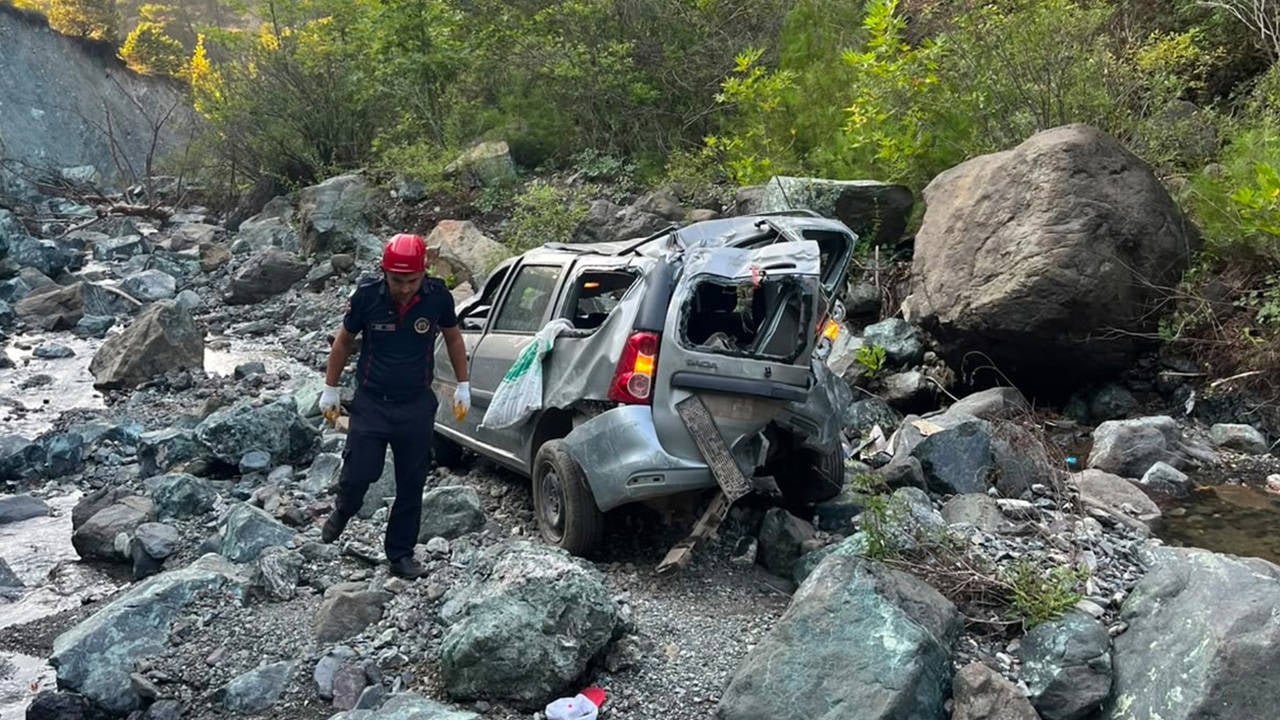 Otomobil, 50 metre yükseklikten dere yatağına düştü: 1 ölü, 1 yaralı