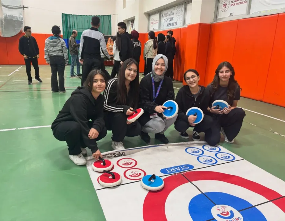 Karaman'da Gençlik Merkezi'nden Curling Etkinliği