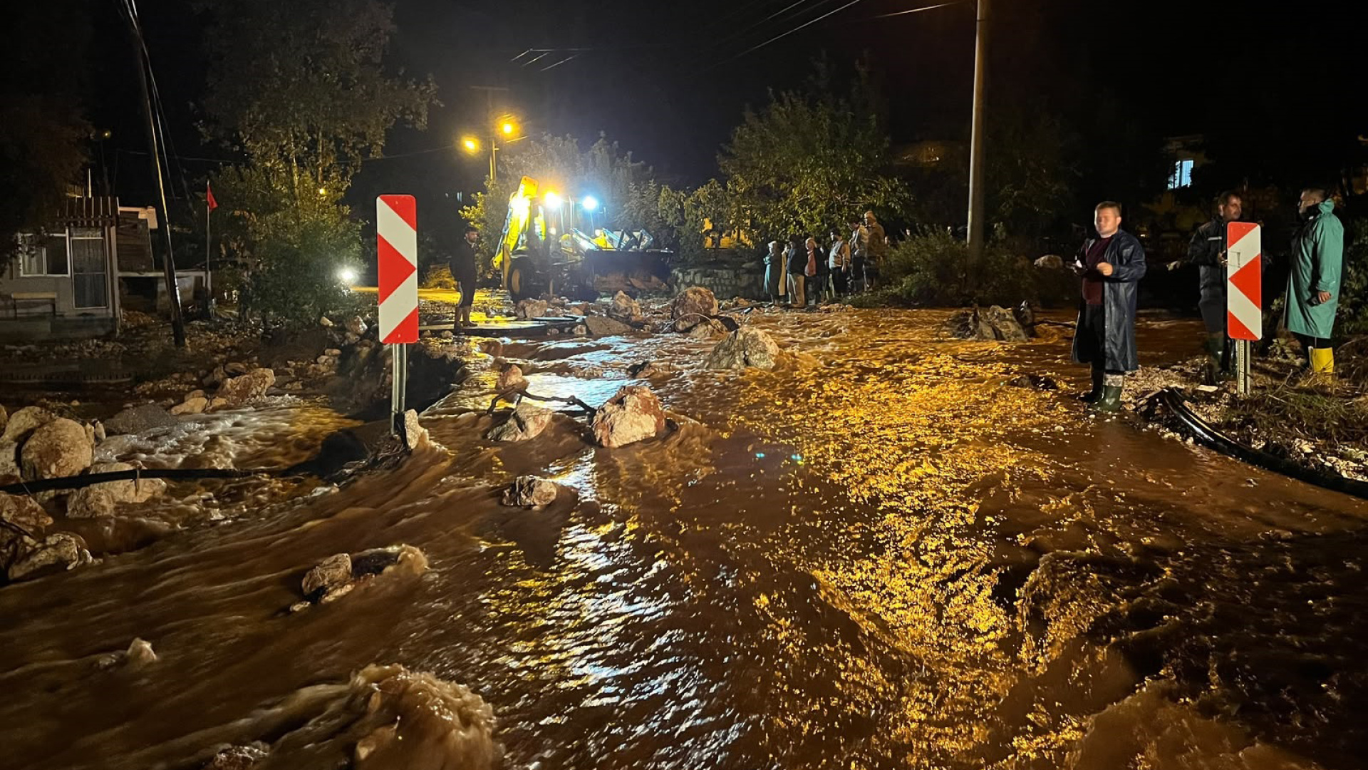 Antalya'da sel suları molozları yollara taşıdı!