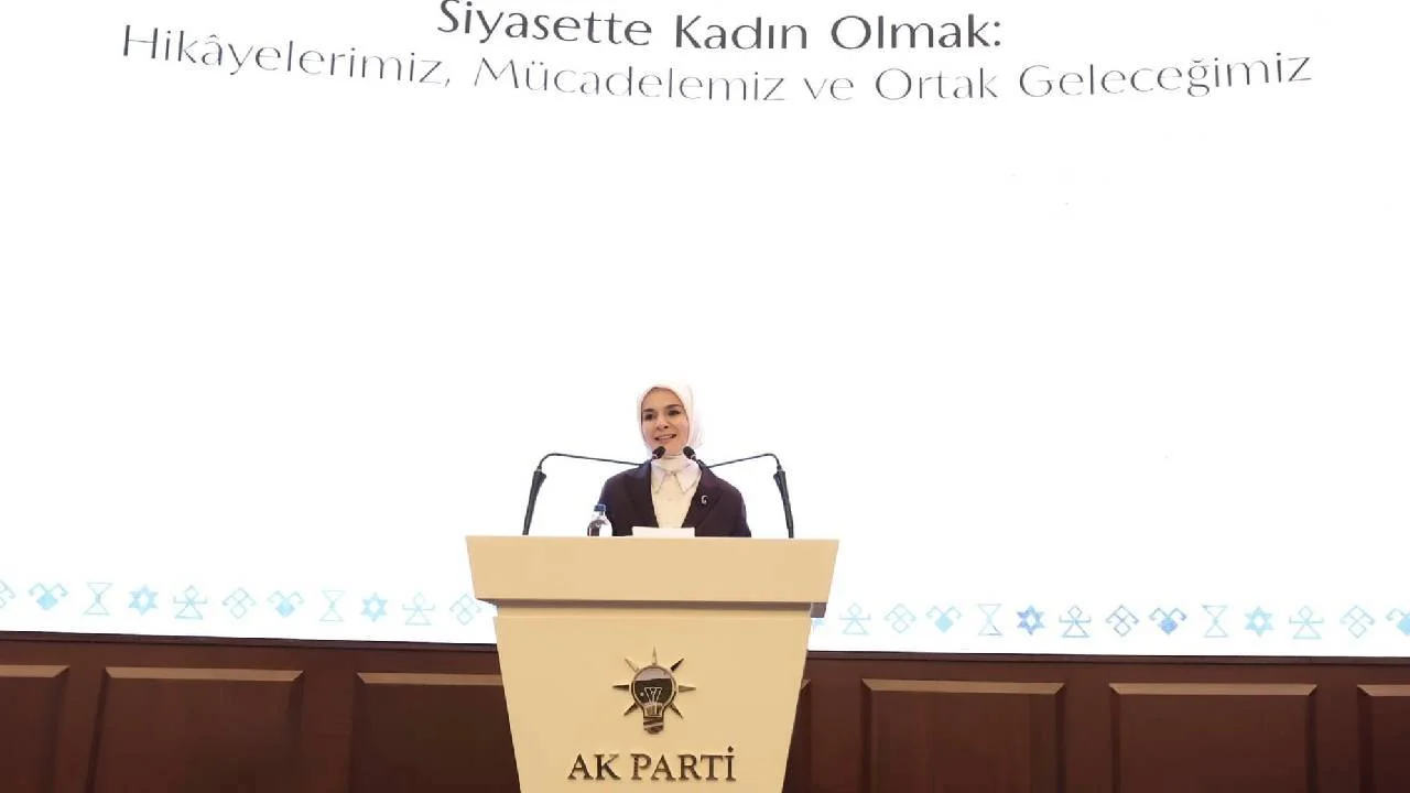 Bakan Göktaş "Siyasette Kadın Olmak" söyleşisinde konuştu: "Brüksel'de milletvekili seçildiğimde yalnız kendi adıma konuşmadığımı biliyordum"