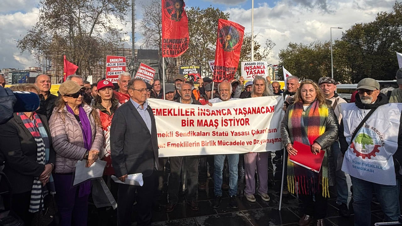 Emekliler Kadıköy'de: "Para için değil, onurumuz için"