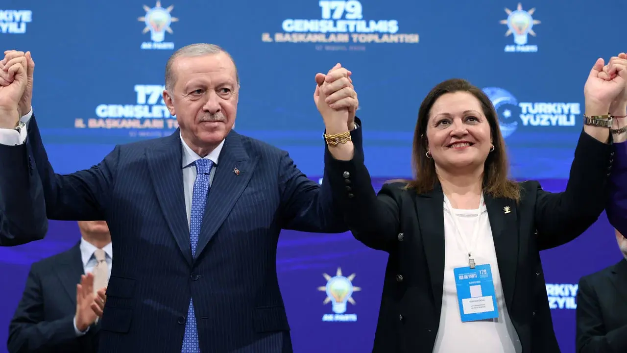 Mayıs ayında AKP'ye katılan Burcu Köksal'dan Mahinur Özdemir Göktaş savunması