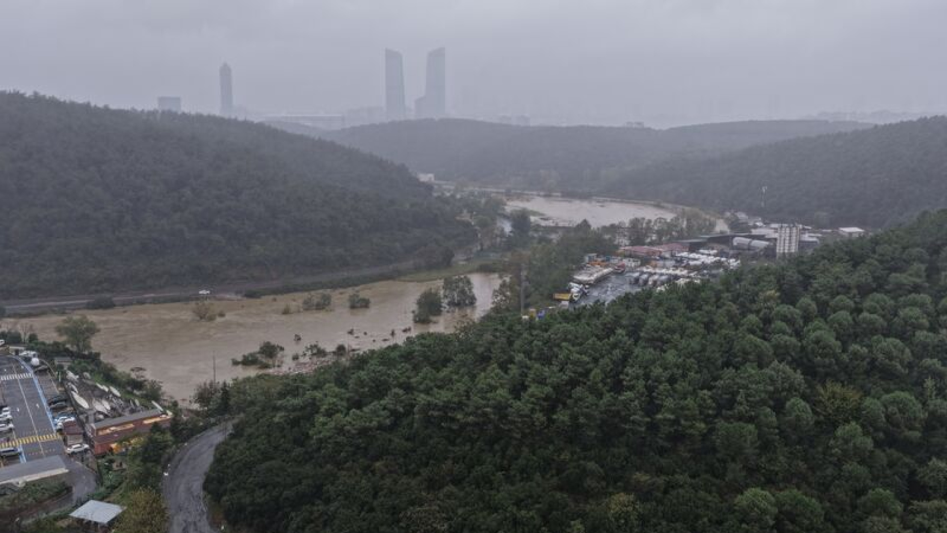 Gün ağarınca ortaya çıktı! İstanbul'da felaketin fotoğrafları!