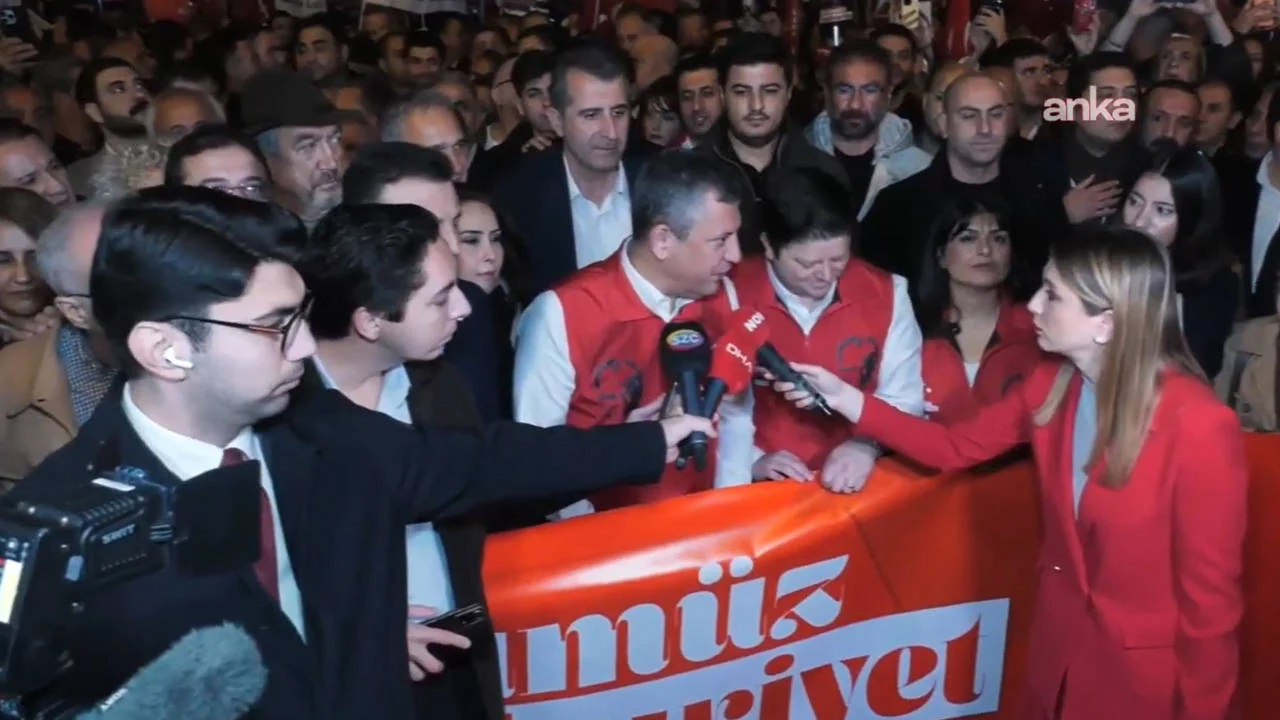 Özel, Kadıköy'deki Cumhuriyet Yürüyüşü'nde: "Bize ne büyük bir emanet bıraktıkları her geçen gün daha iyi anlaşılıyor"