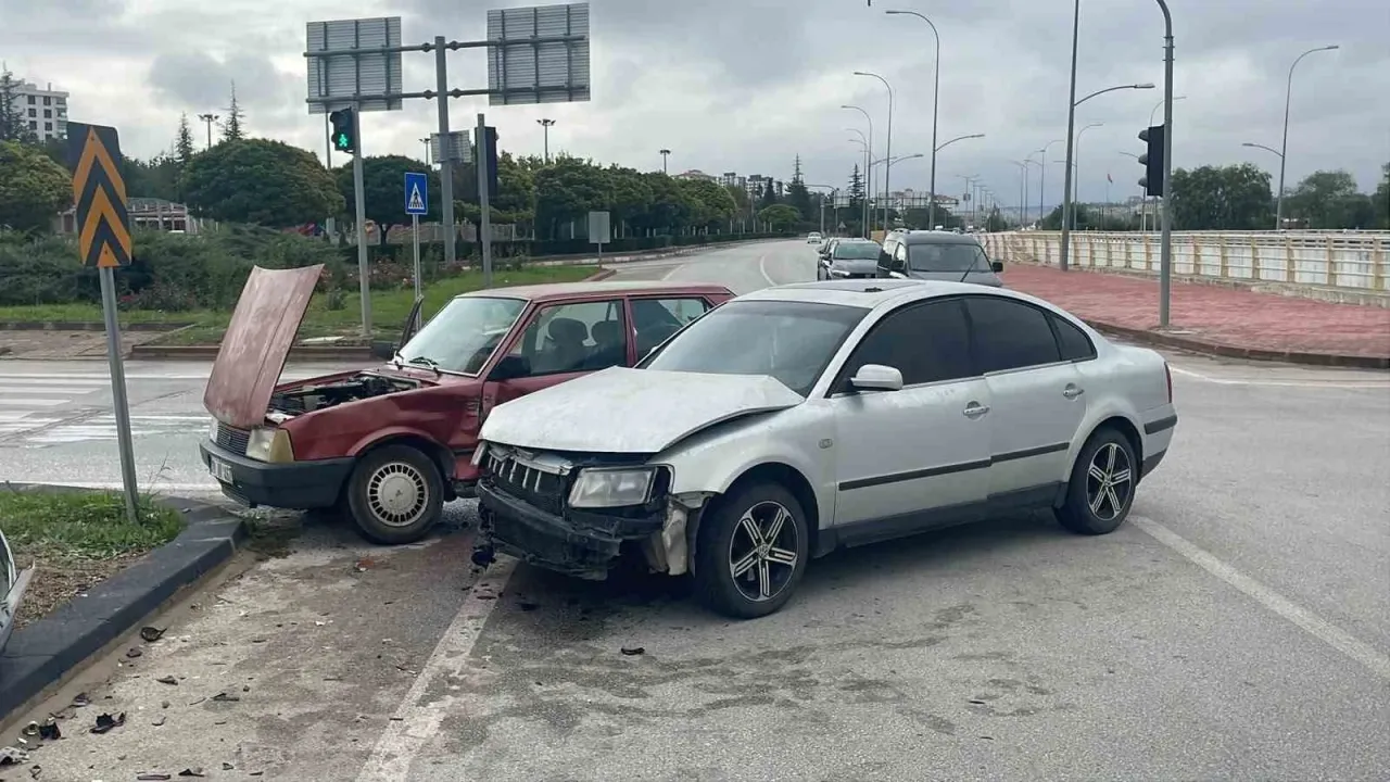 Karaman’da otomobiller çarpıştı: 1 yaralı