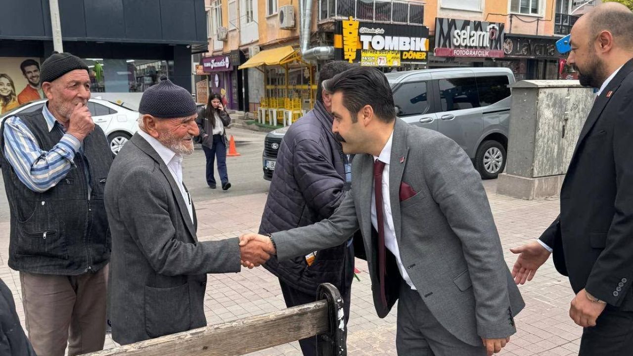 CHP’liler Karaman Sokaklarında Bayrak Dağıttı