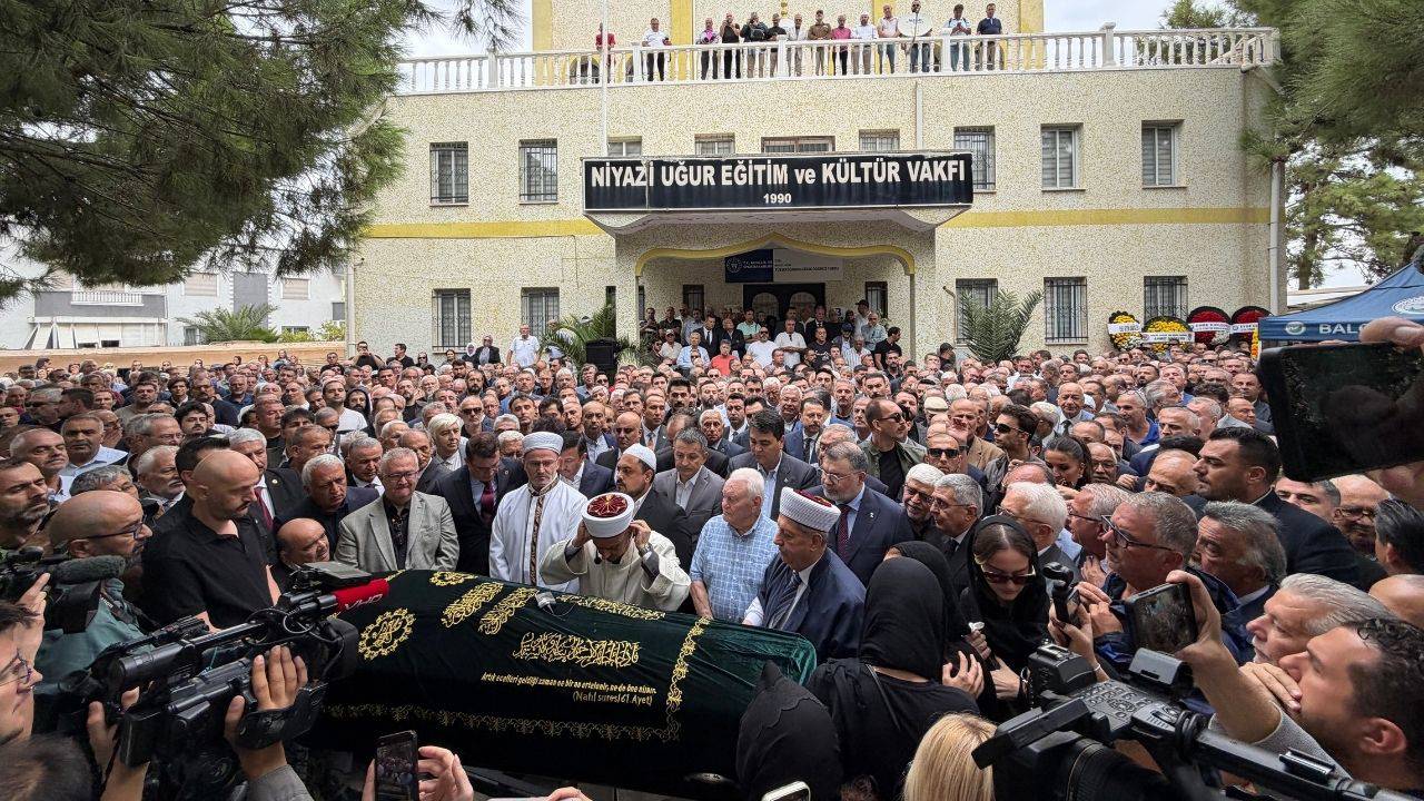 Eski İzmir Büyükşehir Belediye Başkanı Burhan Özfatura toprağa verildi