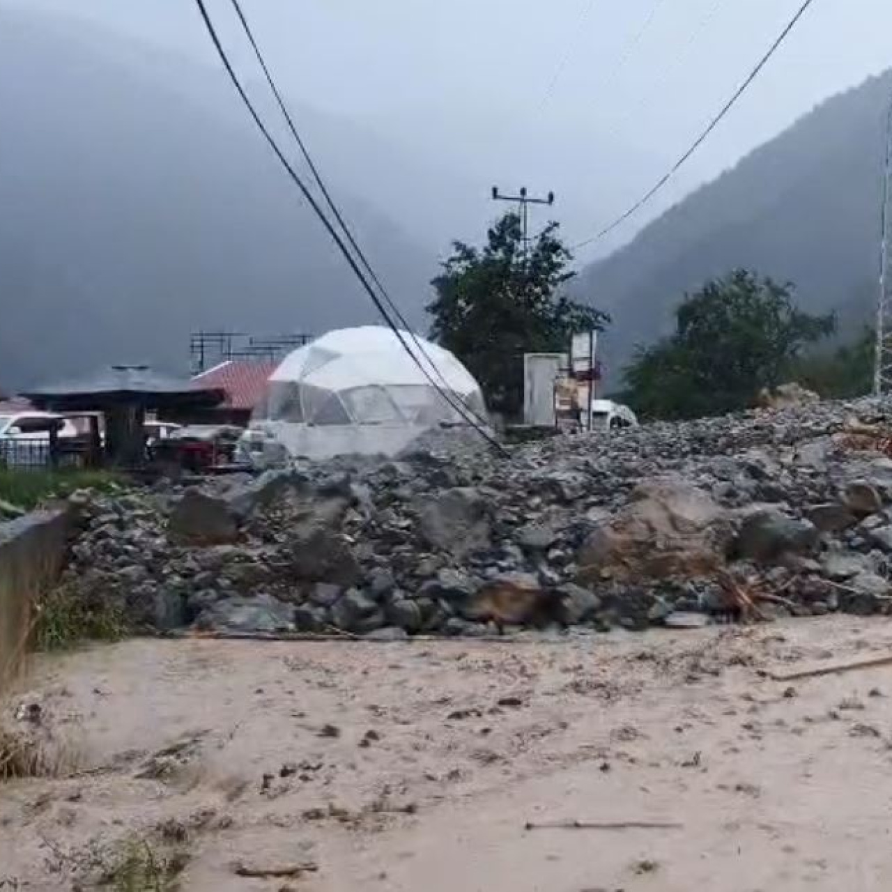 Uzungöl'de taşkın ve heyelan!