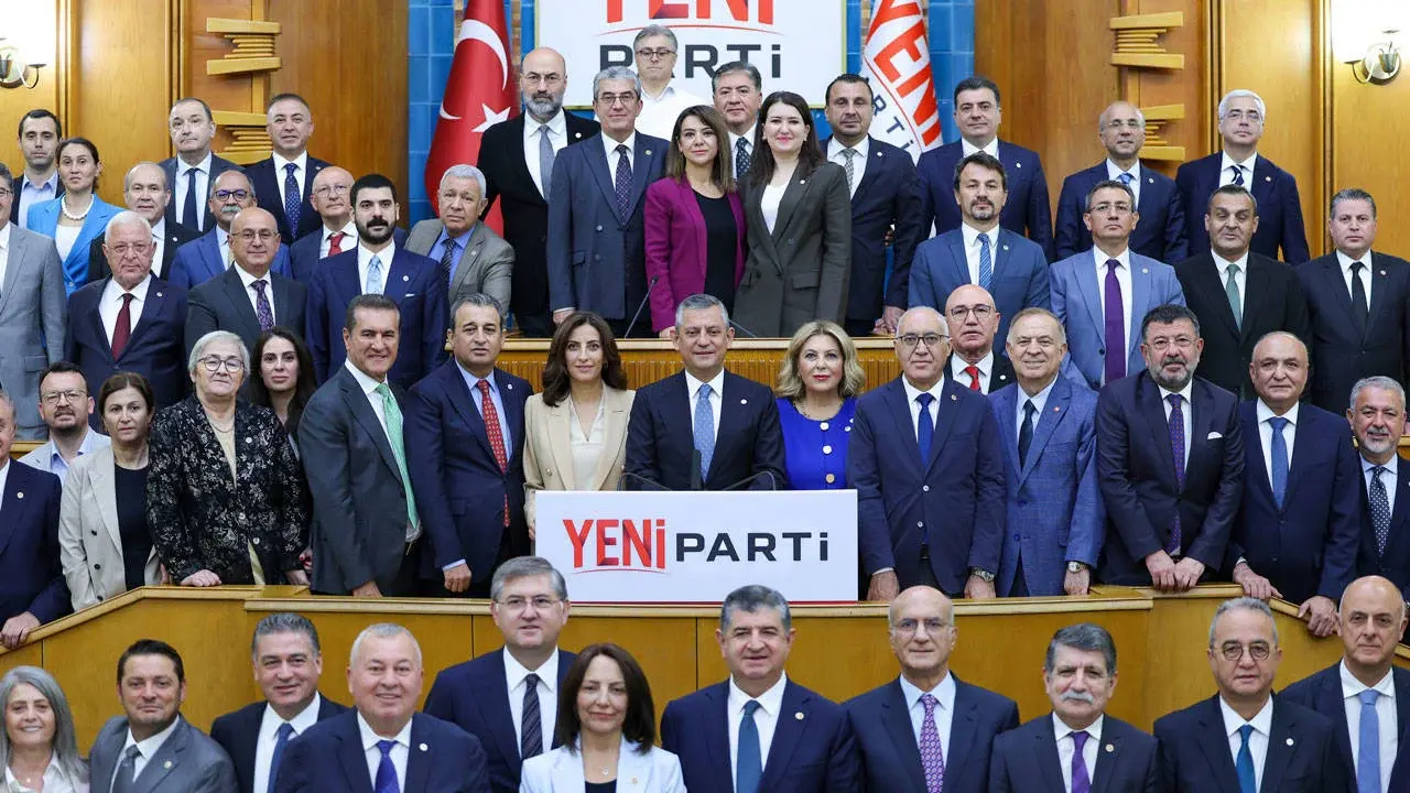YENİ Parti milletvekillerinden Özgür Özel'e ortak destek açıklaması: Ne bir santim eğildi, ne bir adım geri gitti