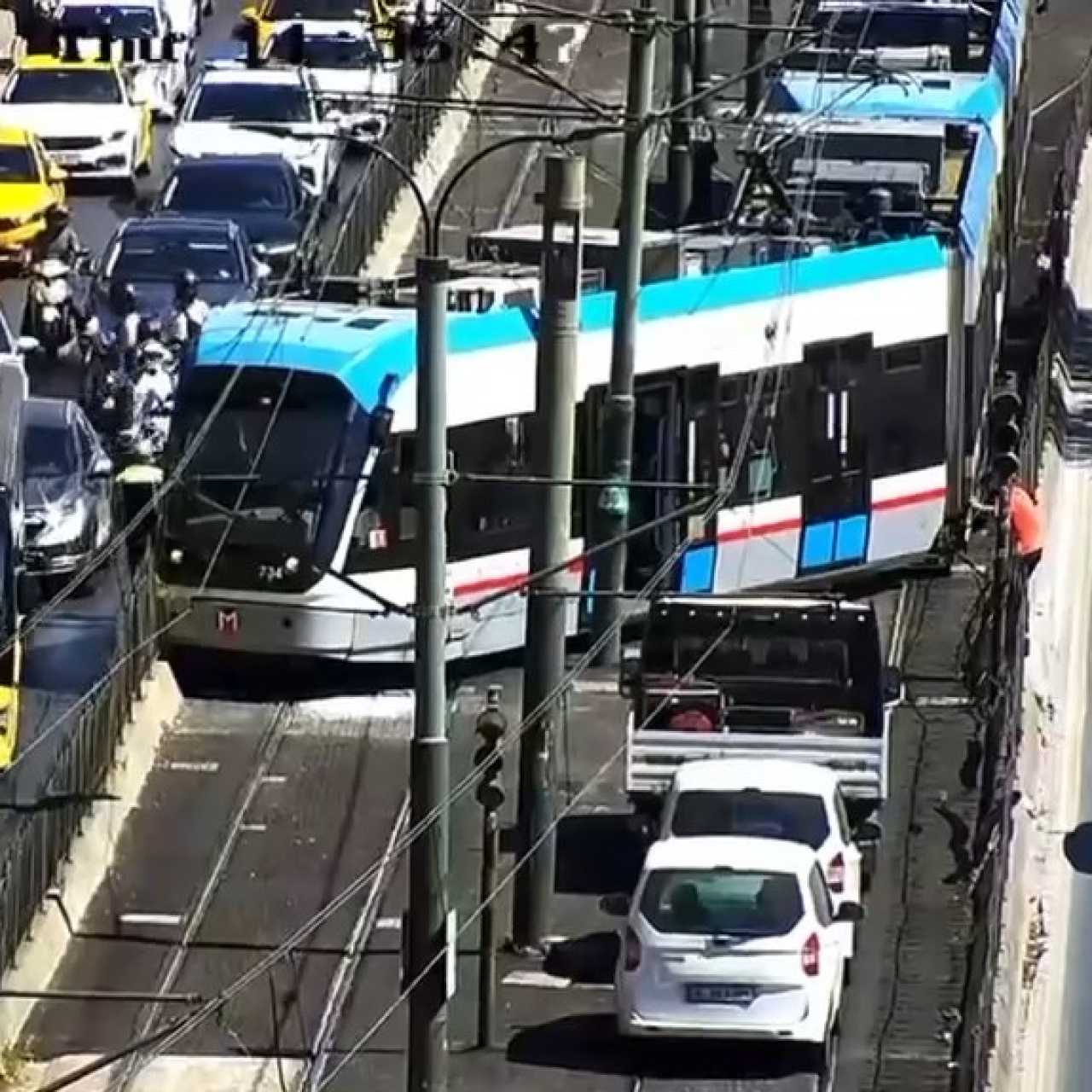 İstanbul'da tramvay raydan çıktı!