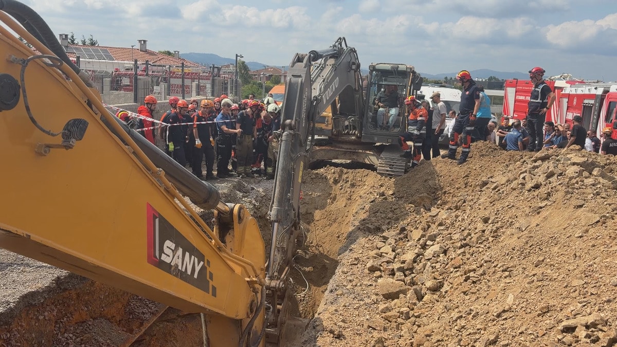 Tuzla'da inşaat alanında göçük: 1 işçi toprak altında kaldı