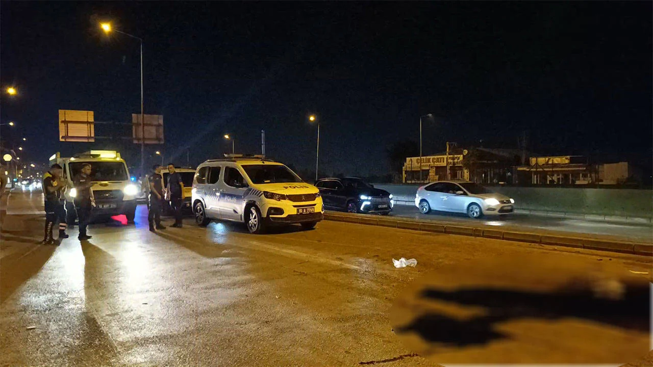 Bursa'da otomobil refüje çarptı: 17 yaşındaki çocuk öldü, 1 ağır yaralı