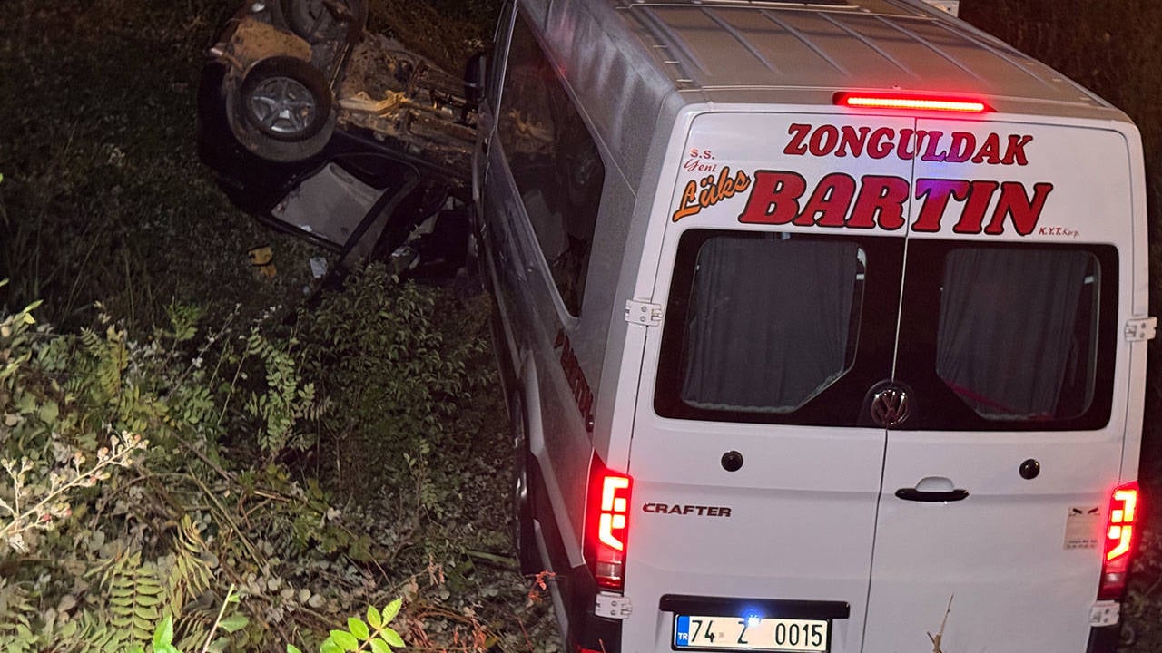 Bartın’da minibüs ile otomobil çarpıştı: 11 kişi yaralandı