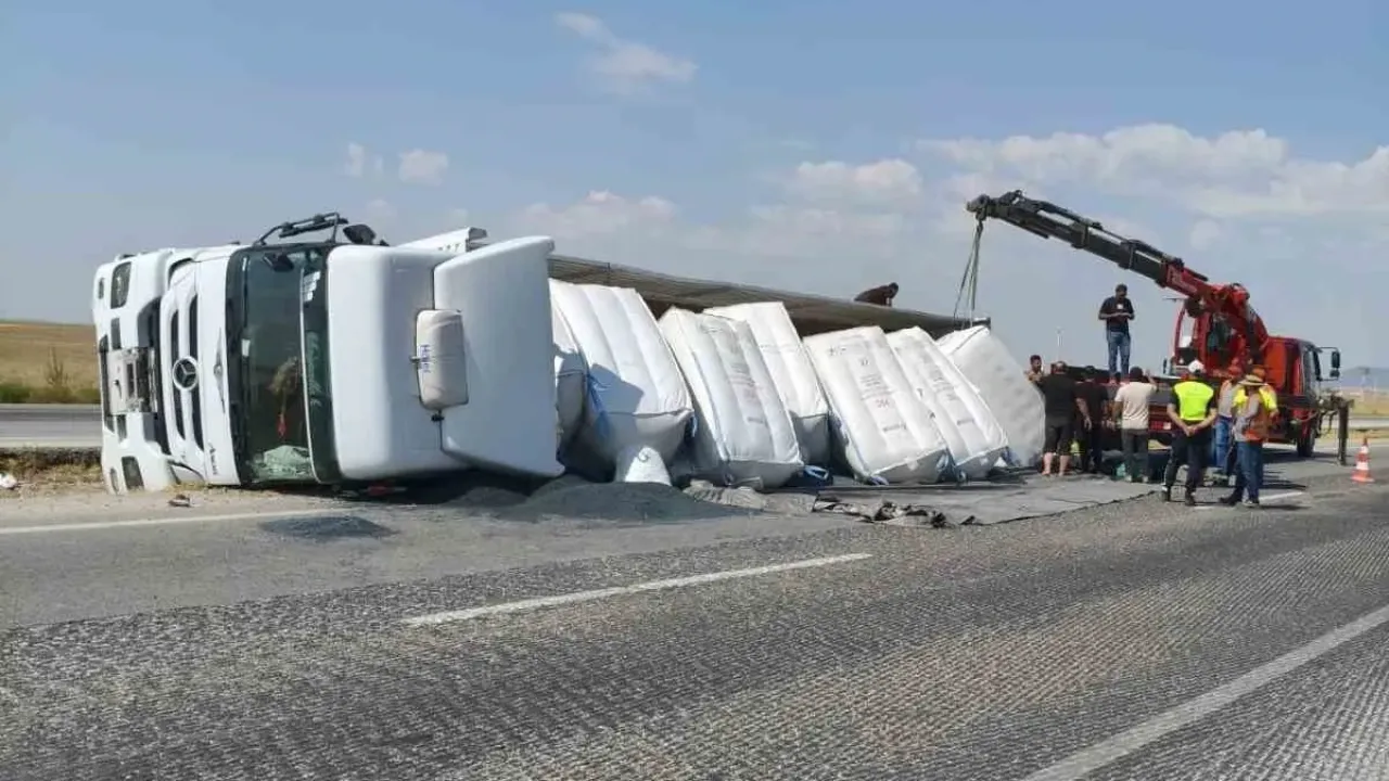 Karapınar’da devrilen tırın sürücü yara almadan kurtuldu