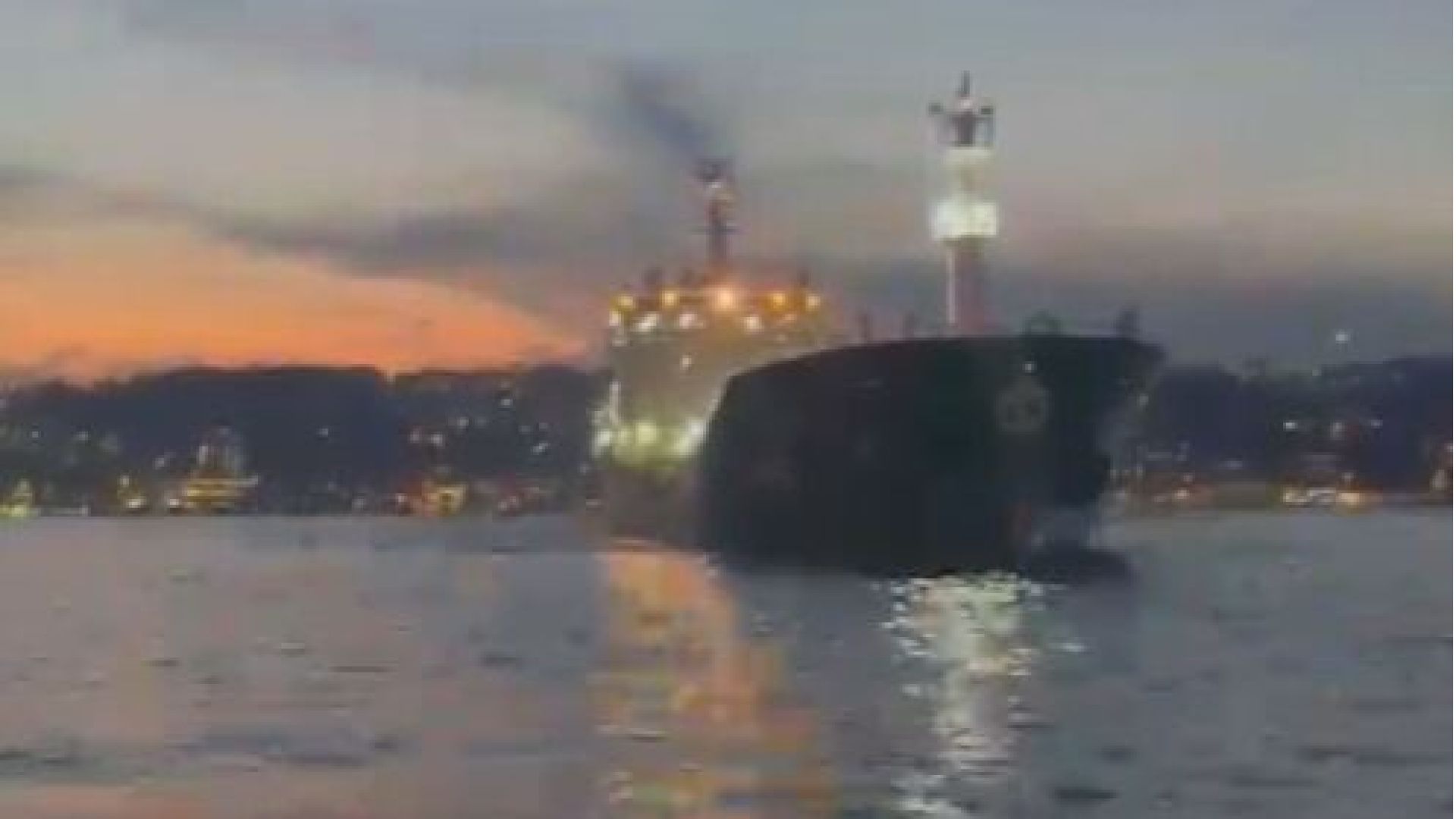 İstanbul Boğazı'nda gemi arızası! Trafik çift yönlü durduruldu