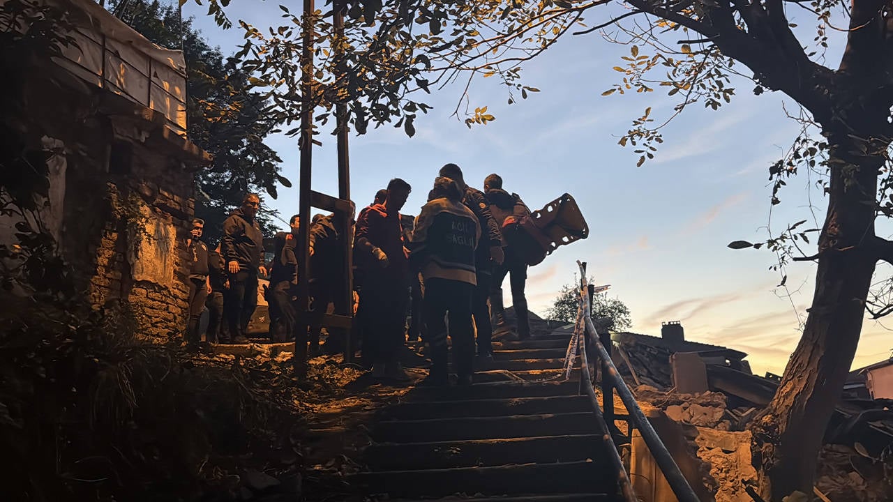 Zonguldak'ta bina çöktü: 1 kişi kurtarıldı, 1 kişi için arama çalışması başlatıldı