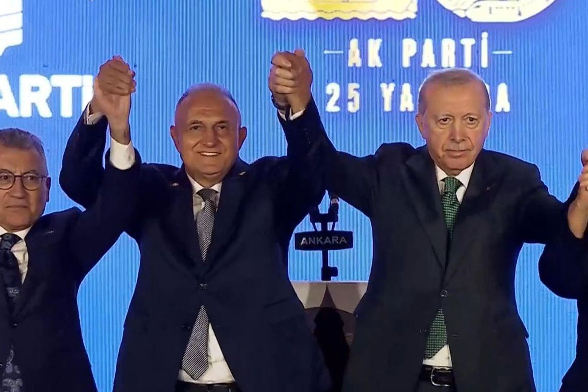 3 milletvekili daha AK Parti'ye katıldı! Rozetlerini Cumhurbaşkanı Erdoğan bizzat taktı