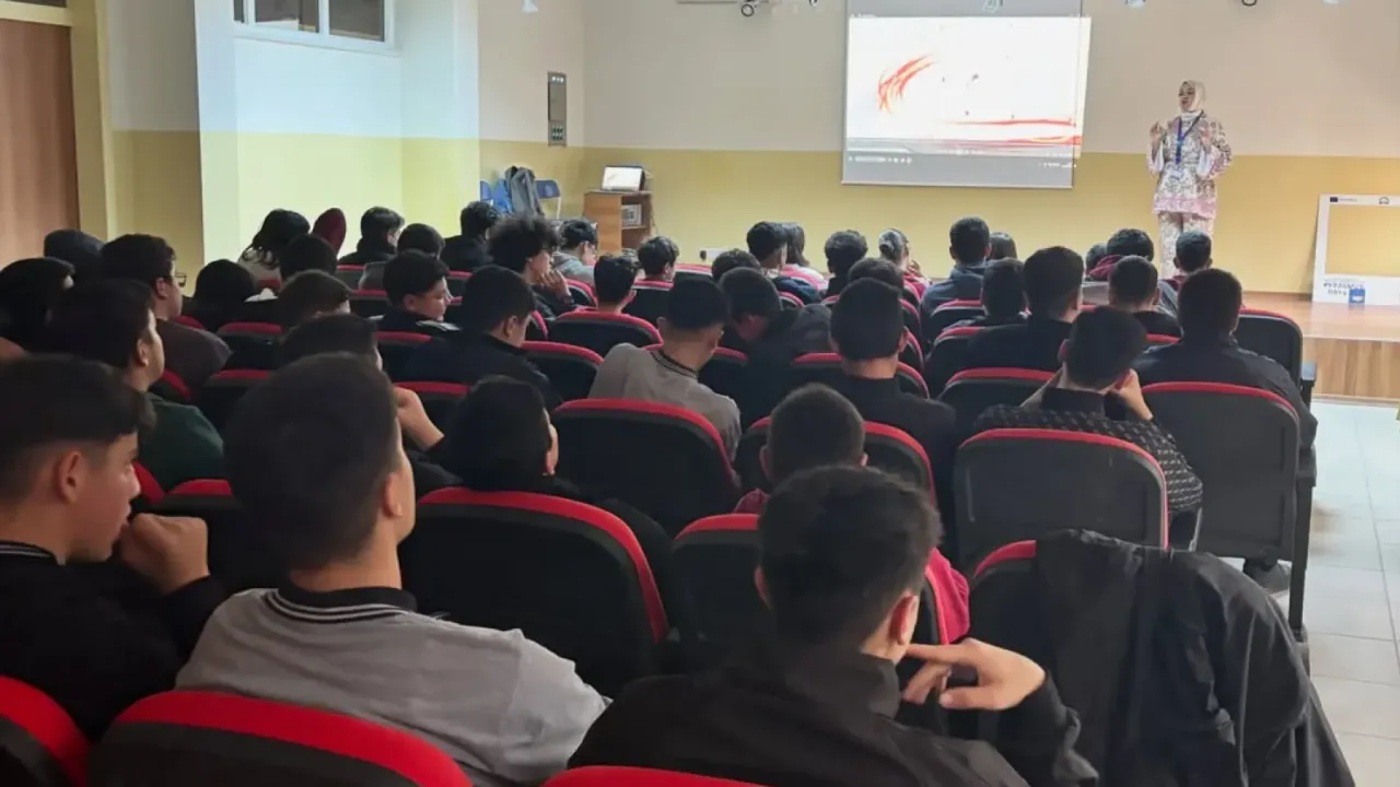 Karaman'da Genç2030 Yapay Zekâ Okuryazarlığı Eğitimi Başladı