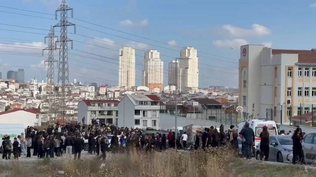 Esenyurt'ta bir lisede bıçaklı kavga: 1 kişi gözaltına alındı, 2 kişi yaralandı