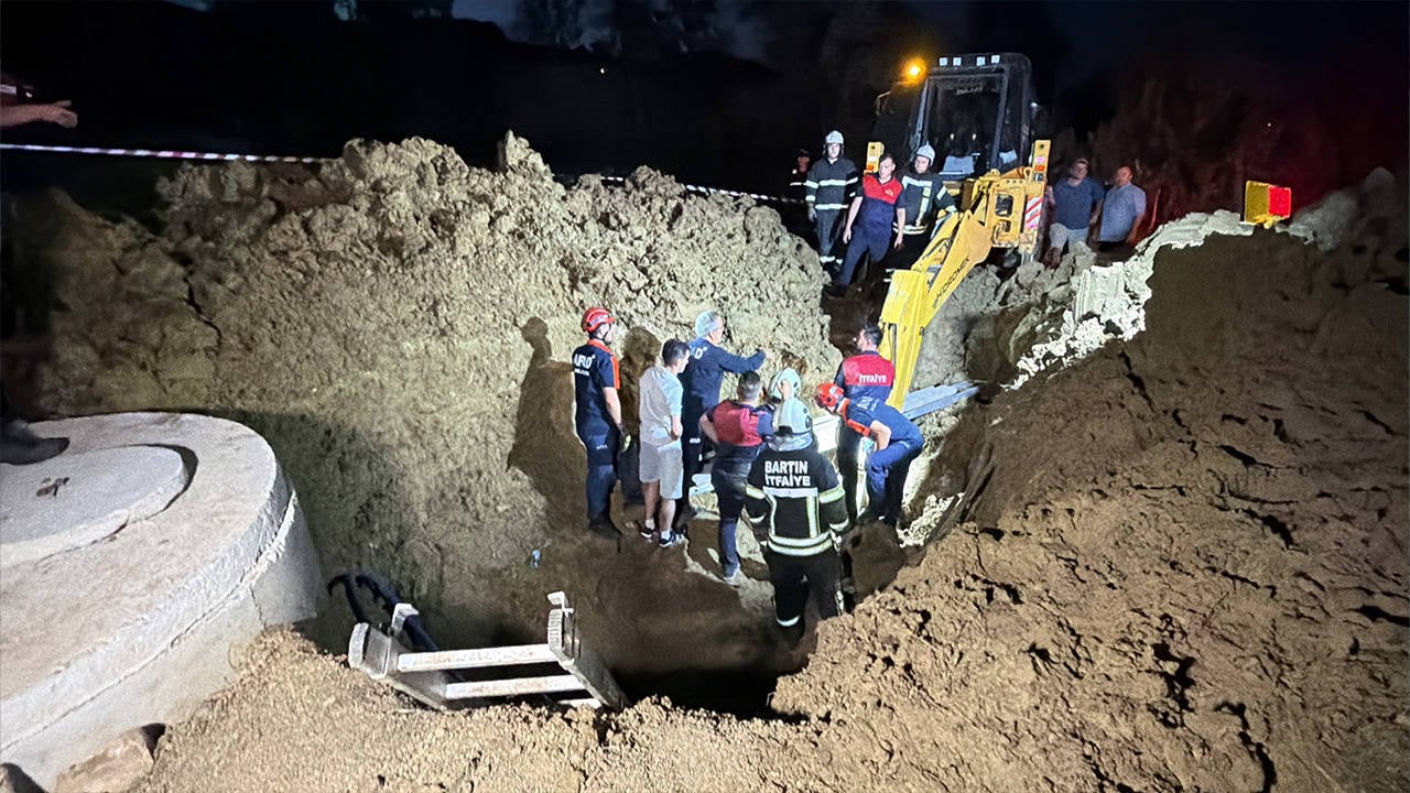 Su kuyusuna hortum bağlamak isteyen baba ile oğlu, toprak altında kaldı