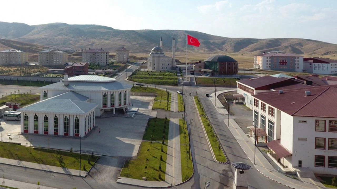 Rekor kıran fakültenin binası ve hocası yok