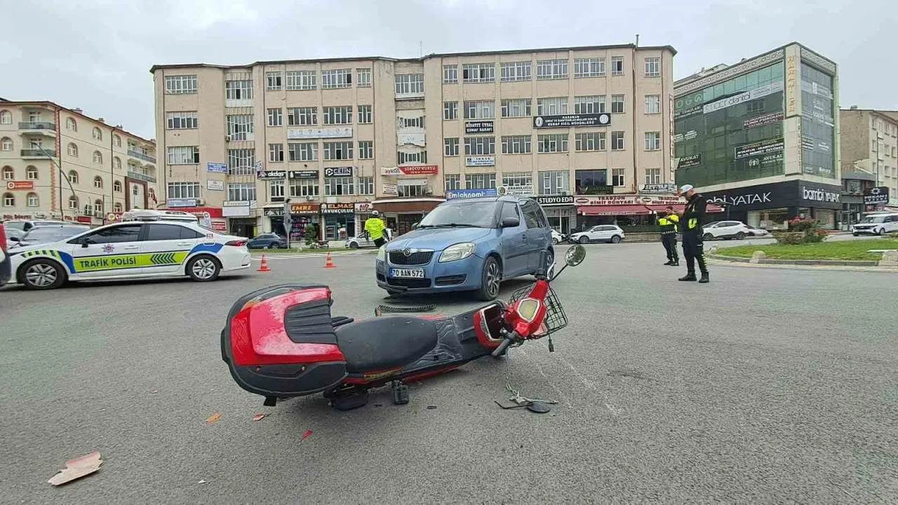 Karaman’da otomobil ile elektrikli bisiklet çarpıştı: 83 yaşındaki sürücü yaralandı