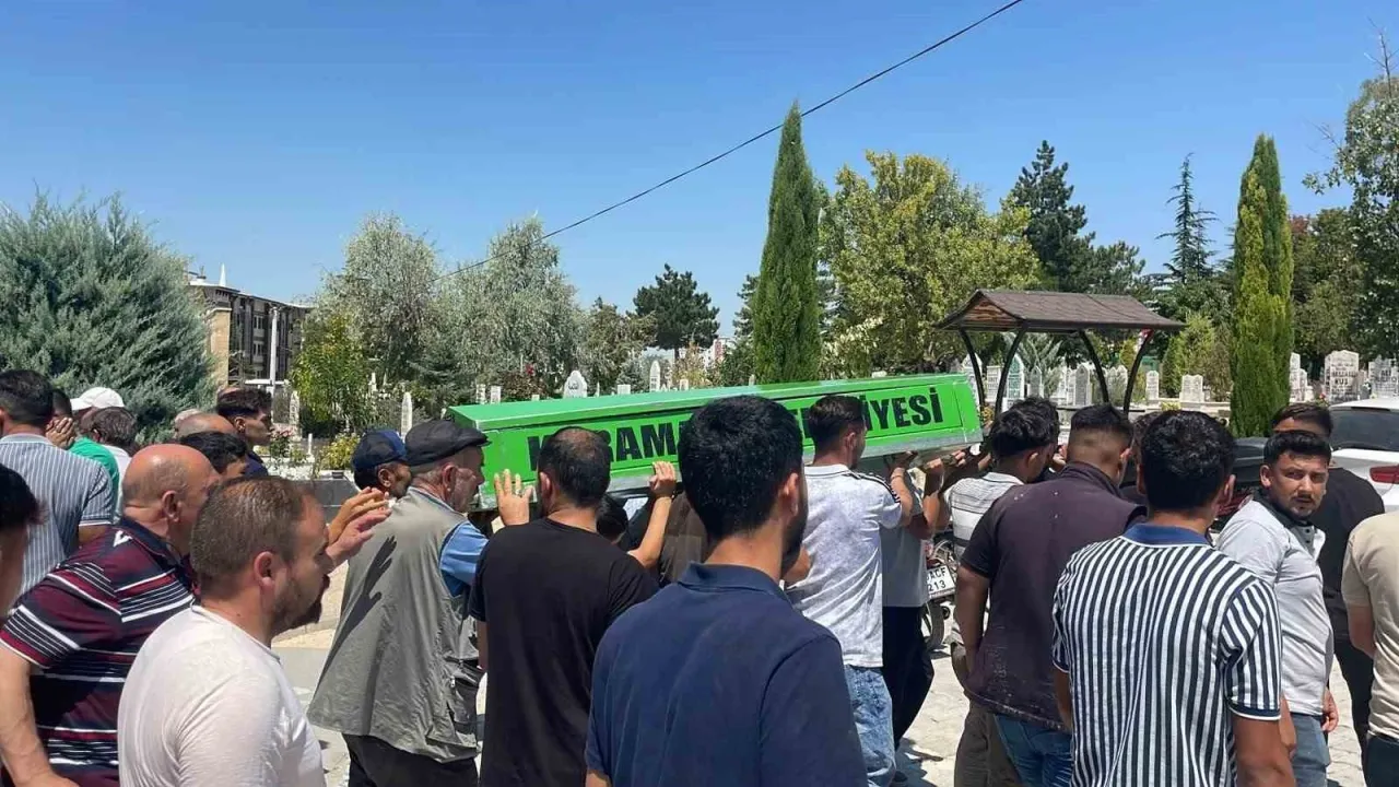 Motosikletin otomobile ok gibi saplandığı kazada ölen genç toprağa verildi