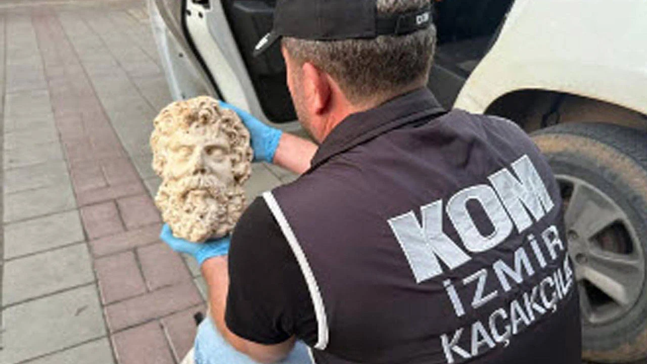 İzmir'de tarihi eser operasyonu: 2 bin yıllık Zeus heykel başı ele geçirildi