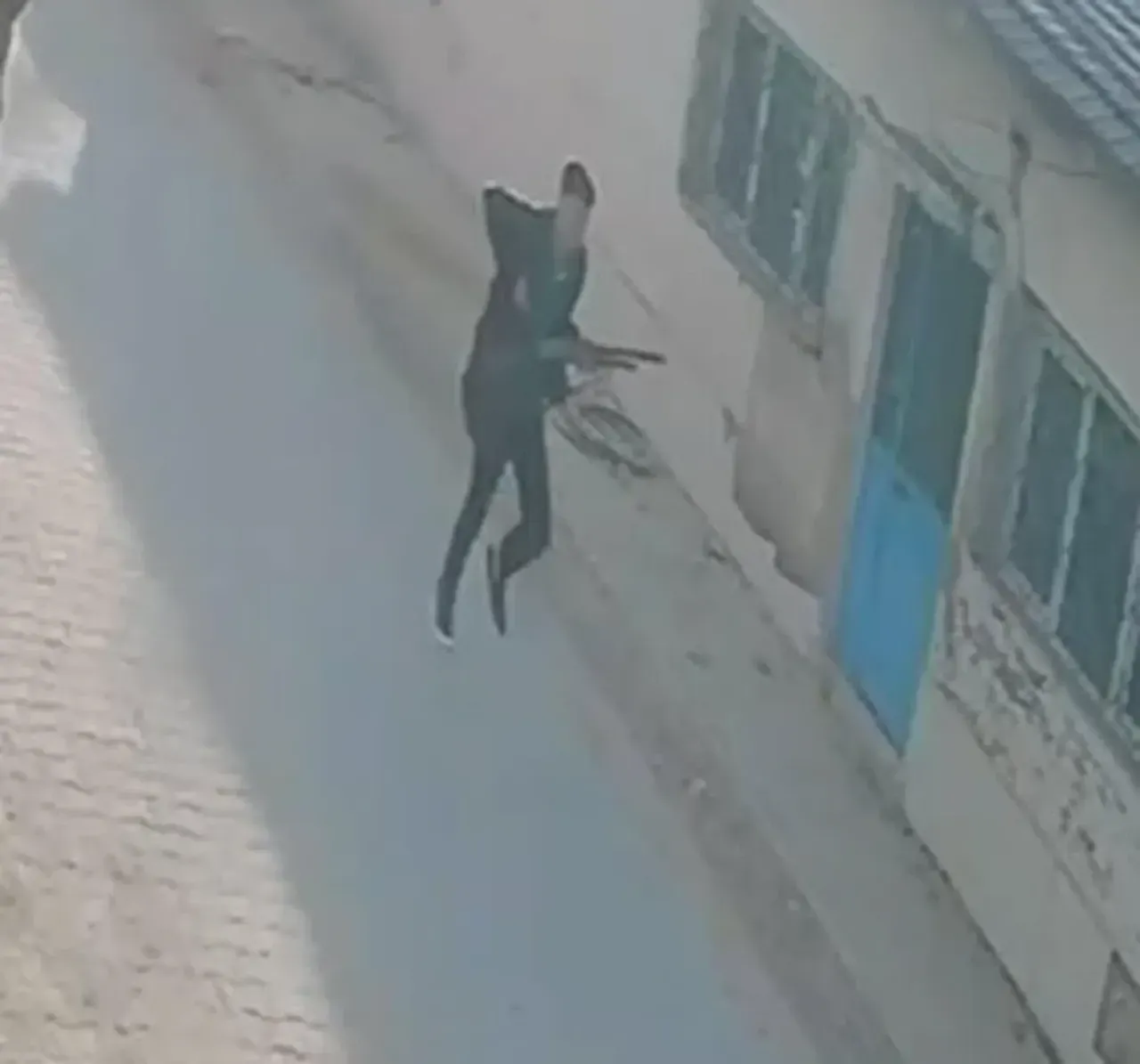 Manisa'da okulun önünde ateş açıldı; yaralılar var