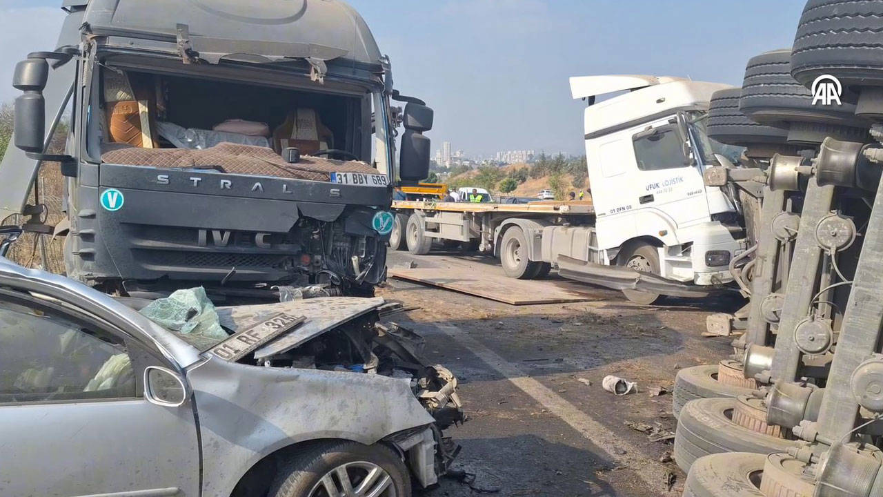 Mersin'de karşı şeride geçen TIR, 2 araca çarptı: Ölü ve yaralılar var