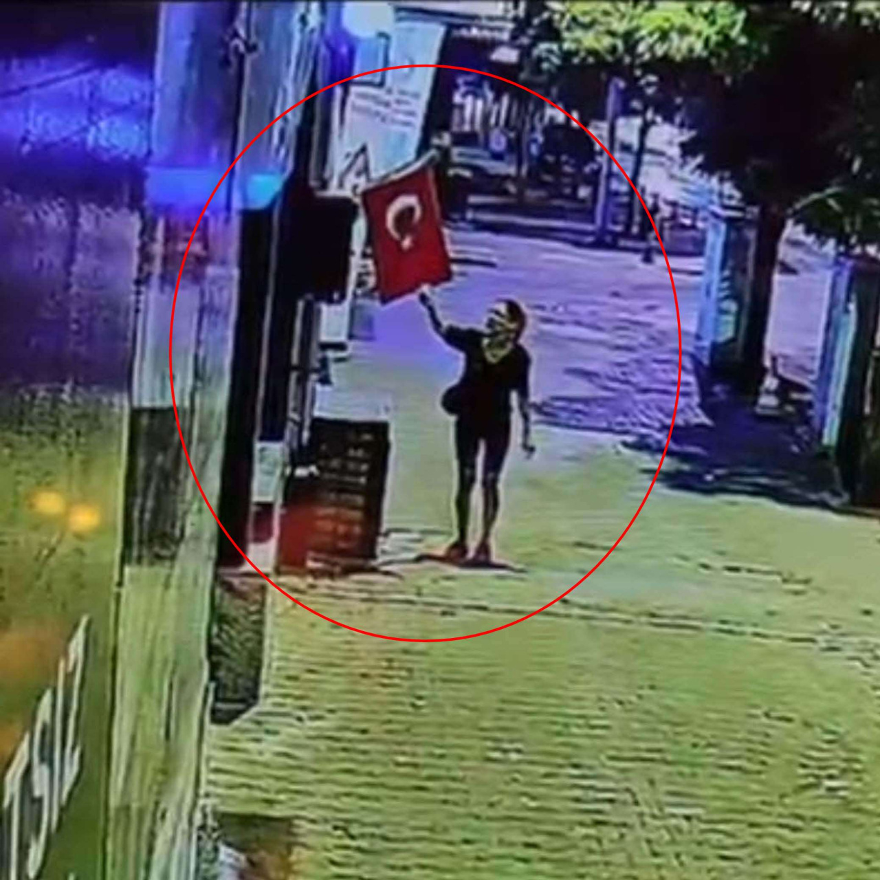 Türk bayrağını yakan kişi tutuklandı