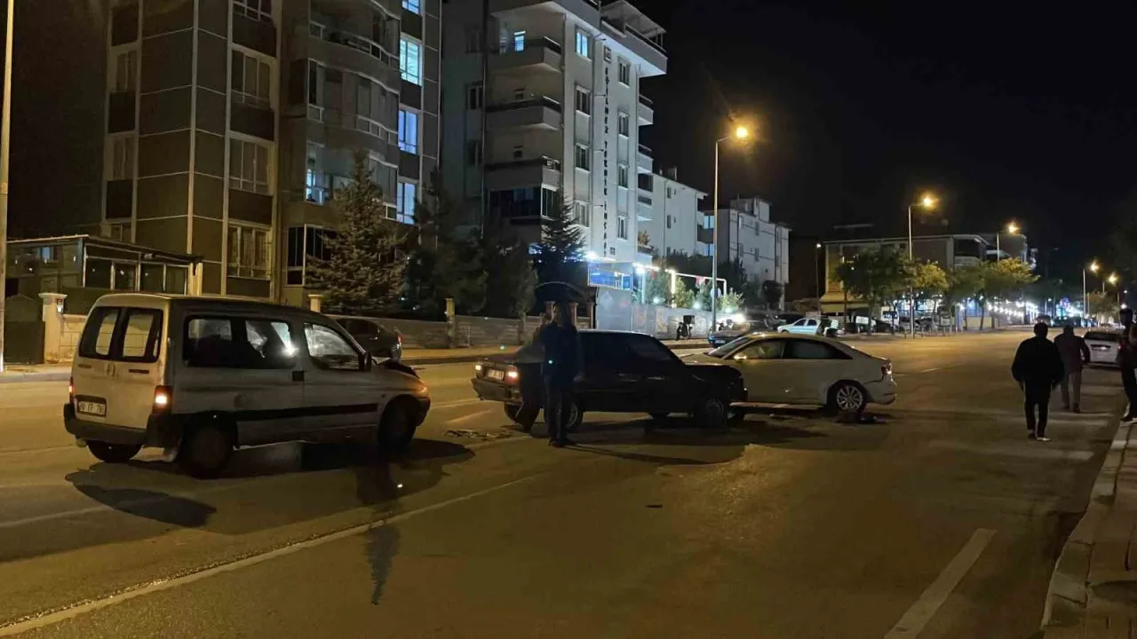 Karaman’da hafif ticari araç kaza yapan otomobile çarptı: 2 yaralı
