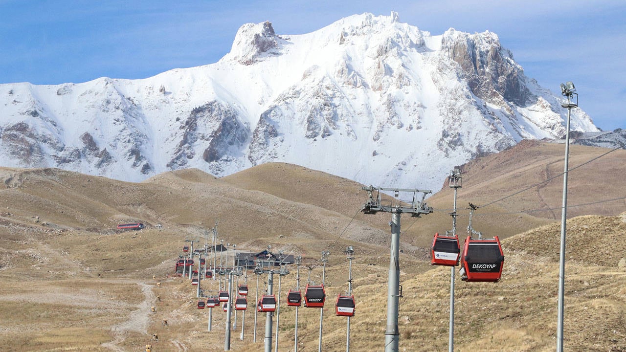 Erciyes Dağı'nda tırmanış sırasında kaza: Dağcı kayalıklardan düştü, çalışma başlatıldı