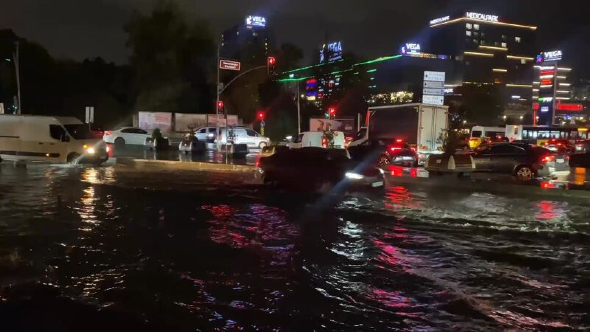 İstanbul'da sağanak hayatı olumsuz etkiledi