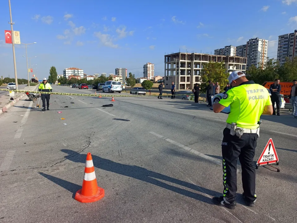 Otomobille çarpışan elektrikli bisikletin sürücüsü liseli ağır yaralandı
