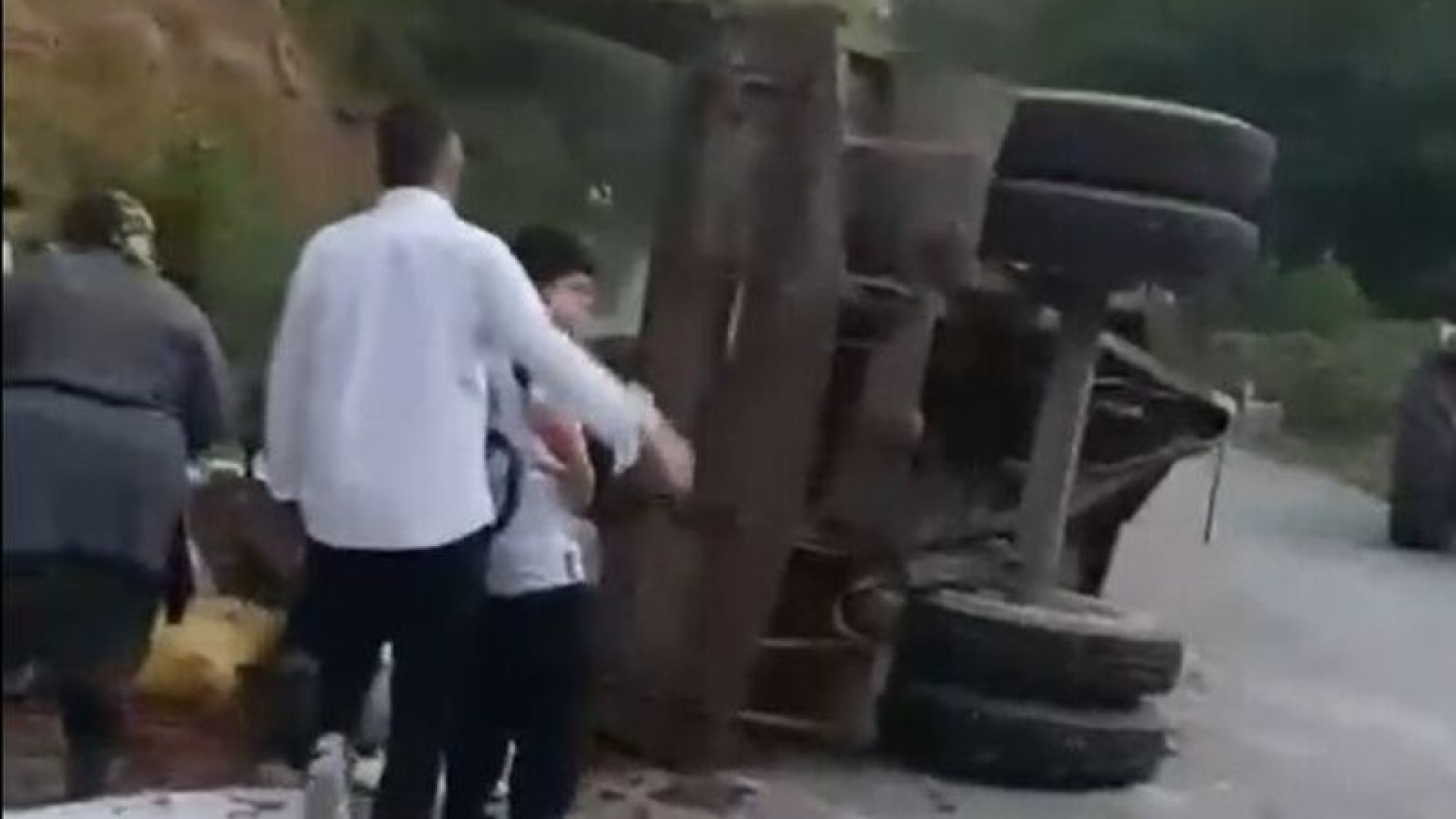 Düzce'de traktörün römorku devrildi: 11 yaralı