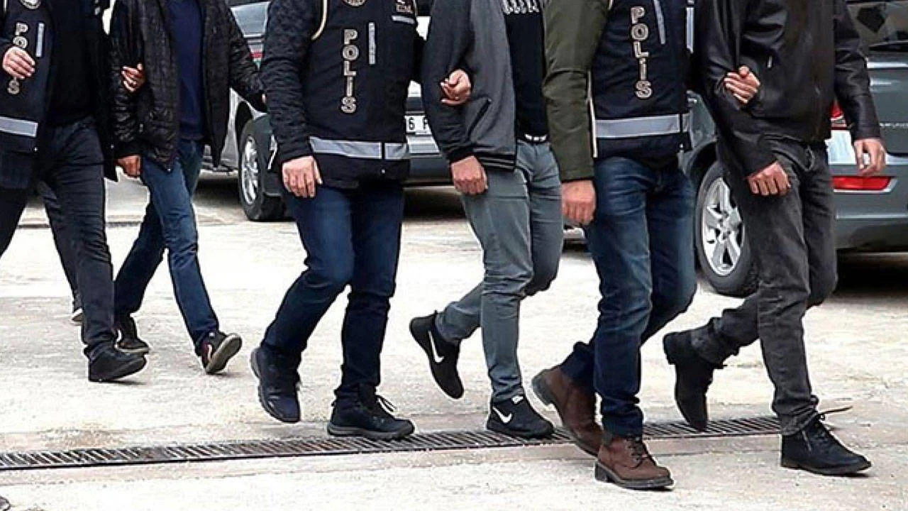 Adalet Bakanı duyurdu: İzmir'de taraftar gruplarına operasyon