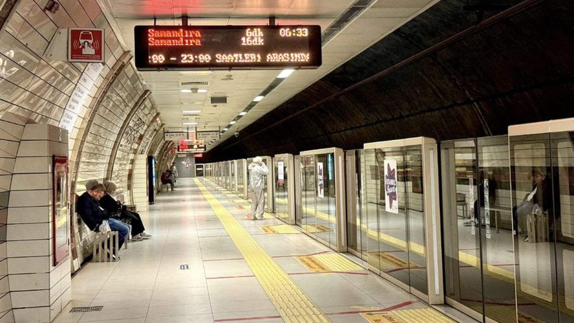 Metroda yangın paniği! Seferler aksadı