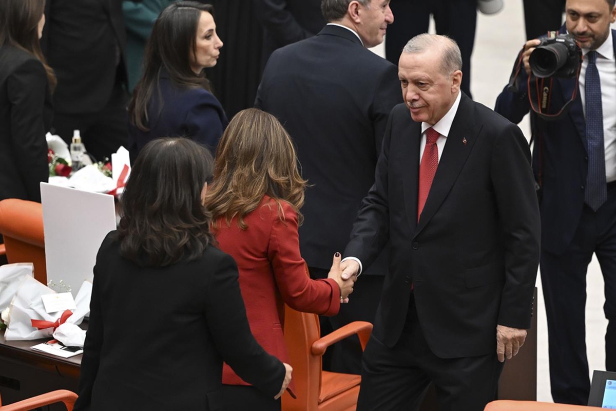 Erdoğan konuşmasını bitirdi, DEM Parti sıralarına yöneldi! Vekillerle tek tek tokalaştı